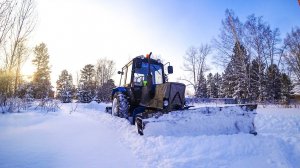 После снегопада резко пришли морозы.  МТЗ-82.1. Чистим дороги.