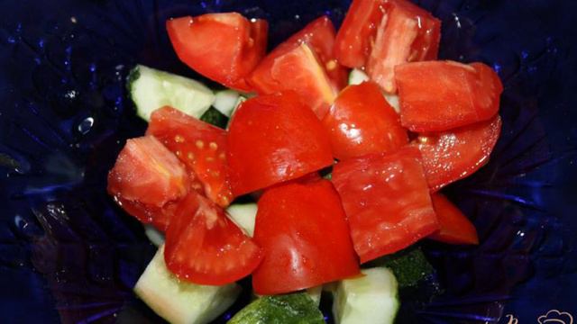 Салат с сосисками и жареными шампиньонами