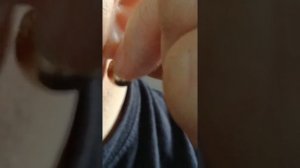 Проколотые уши у мужчины.Серьги висячие, шары.