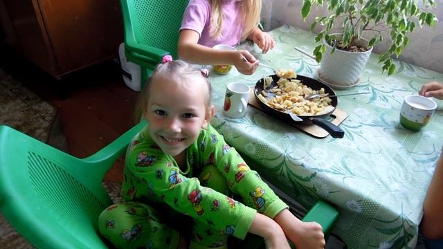 Девочки кушают жареную картошку.Сварила ягодное варенье. смотреть онлайн
