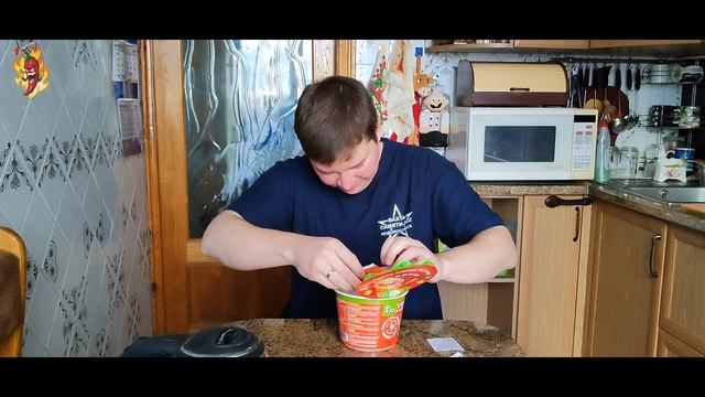 SHRIRACHA ramen noodle soup со вкусом говядины смотреть онлайн