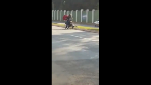 Мотоциклист сбил камеру