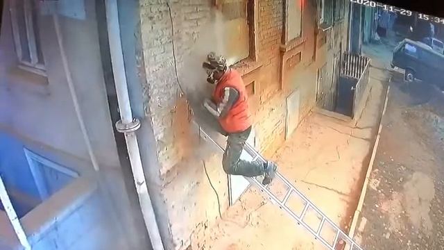 ШОК ? Убился болгаркой ! Упал с высоты ! Что бывает когда пренебрегают техникой безопасности ! смотреть онлайн