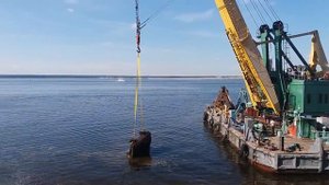 Со дна реки достали автомобиль с двумя людьми