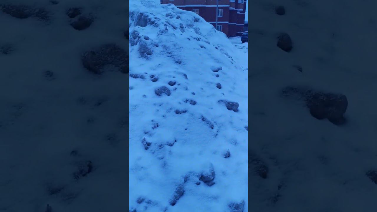Огромные горы снега. Huge mountains of snow. #снег #снежныегоры #тверь #русскаязима #горы #снегопад