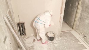 Как набросать штукатурку на стену с ведра