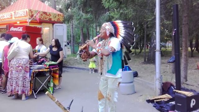 Индеец играет на дудке смотреть онлайн