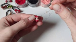 Фигурка из бисера котик в сердечке в технике крестик