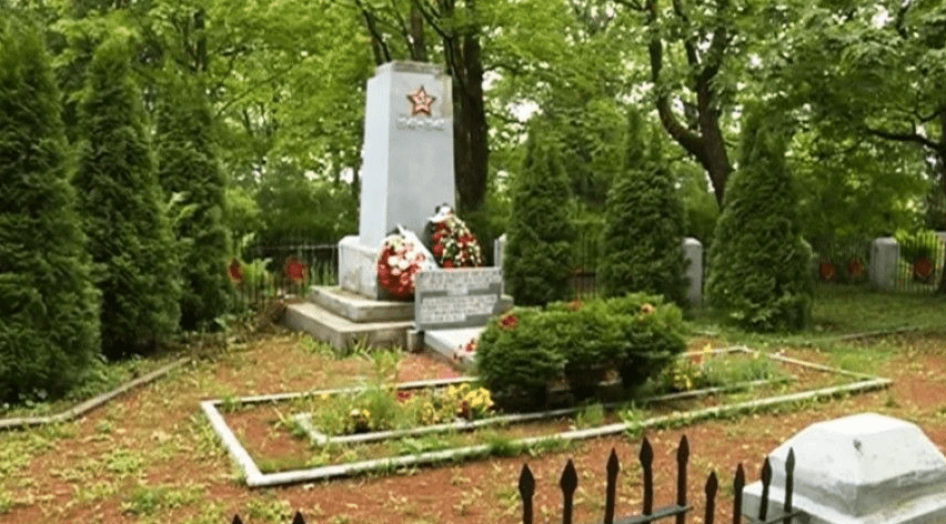 Власти Эстонии разоряют могилы солдат Красной армии