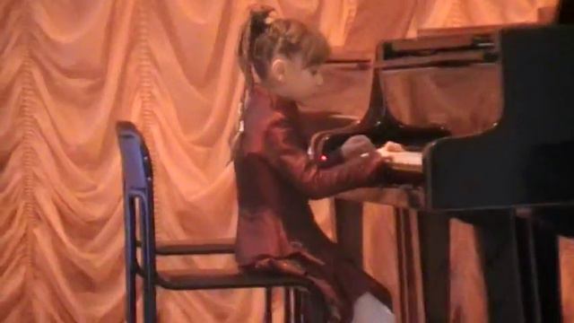 Старательная девочка играет на рояле - в г. Херсоне. Украина. смотреть онлайн