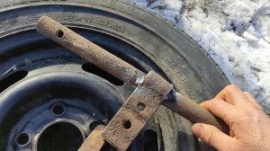 Приспособление для шиномонтажа. Снятие корта с диска