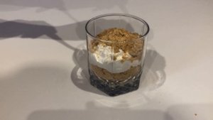 Простой и вкусный десерт за 5 минут. Всего 2 ингредиента. Печенье и сметана.