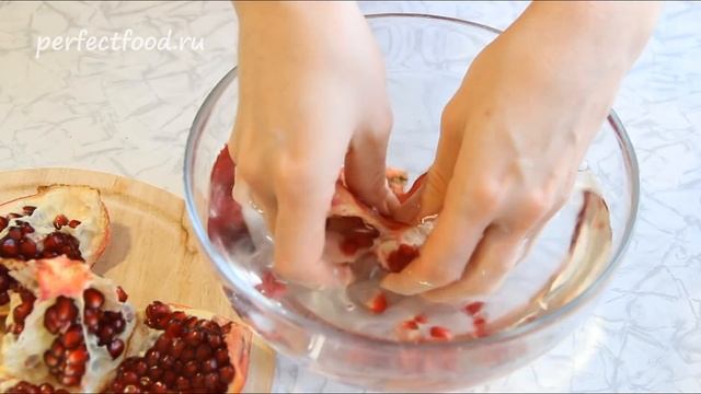 Как почистить гранат быстро и эффективно | How to seed a pomegranate without making a mess смотреть онлайн