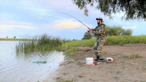 ОХ И КАЙФОВАЯ РЫБАЛКА! НА ПРОСТУЮ ДОНКУ С КОРМУШКОЙ НАЛОВИЛ ЦЕЛУЮ КУЧУ РЫБЫ. Астрахань - осень 2023.