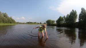 Рыбачим по перекатам в забродку. ПРИСТЫДИЛИ БРАКОНЬЕРОВ!!!
