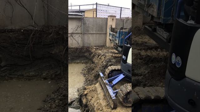 Бассейн длиной в три дня на мини-экскаваторе? смотреть онлайн