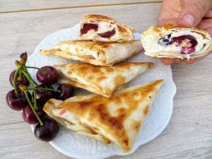 Обожаю эти треугольники! Вкуснятина в лаваше с творогом и вишней / Quick and tasty breakfast