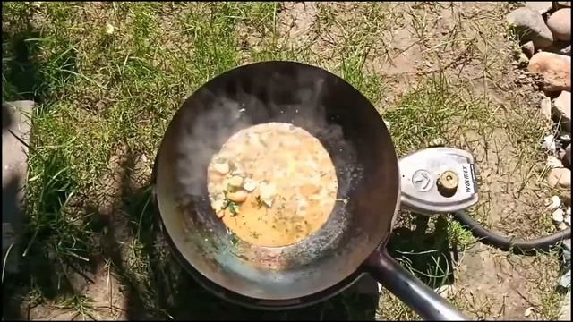 Черная паста в белом соусе с креветками в воке смотреть онлайн