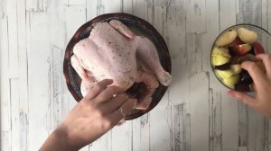 Курица, фаршированная сливами и яблоками