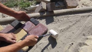 Укладка трехцветной плитки "Старый город" - оформление внутреннего дворика