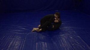 Выход на рычаг колена из халф гарда снизу