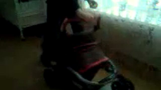 коляска слаживается смотреть онлайн