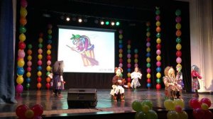 Бабки-Ёжки играют на ложках.