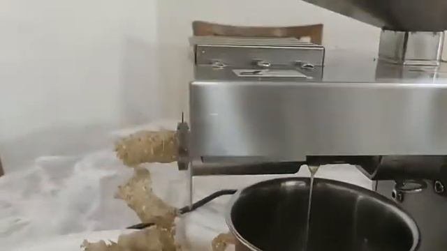 Смотреть видео работы маслопресс холодного отжима бытовой электрический