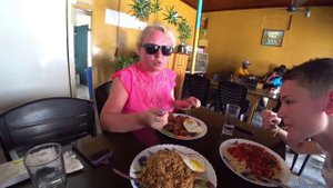 МАЛЬДИВЫ БЮДЖЕТНО? Ужасная еда, ЦЕНЫ НА ЕДУ на локальном острове GULHI в кафе DHILAKANI до карантина