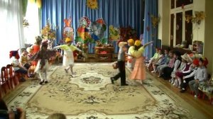 Танец с осенними листьями