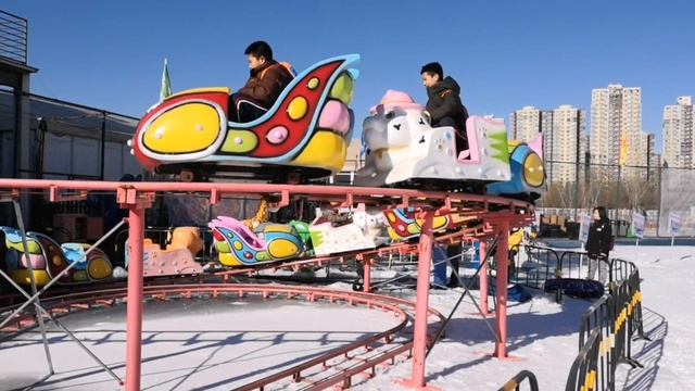 Развлечения на Снежной Горке в спортивном парке ChangYing (Пекин) смотреть онлайн