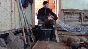 Цемент, песок и вода. Укрепление фундамента. Дом в деревне.
