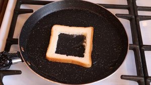 Гренки с яйцом сыром и сосисками на сковороде