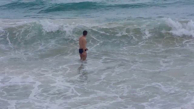 Волны в море в конце мая в Пхукете, Тайланд. Пляж Карон