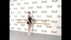 "PIROUETTE" 08.12.01 Battement soutenu на 45%, en face