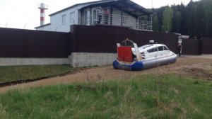 Судно на воздушной подушке самостоятельно заезжает в гараж