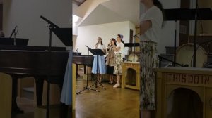 Стою под крестом Твоим странницей