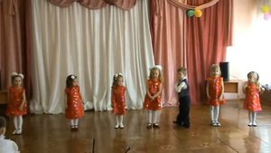 Маленькие дети поют.Очень смешно!!!!!!!! Смотреть всем!!!