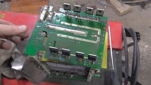 Ремонт сварочного полуавтомата FoxWeld InverMIG-253. Поддельные транзисторы.