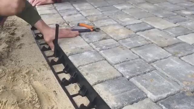 Установка пластикового бордюра высотой 58 мм с брусчаткой (плиткой) смотреть онлайн