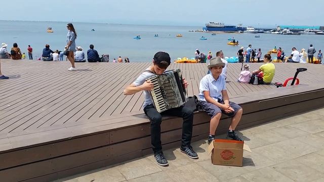 Уличные музыканты Владивостока день города мальчики баянисты Hungarian Dance Катюша