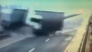 Многотонный грузовик упал с моста в реку в Татарстане