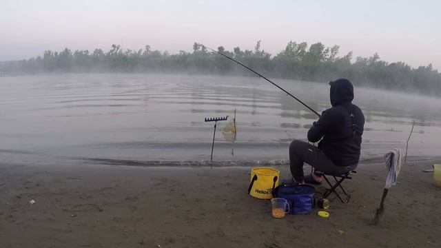 ПОДАРОК НА ДЕНь РОЖДЕНЬЕ!!! Готовим МЯСО на УГЛЯХ .Рыбалка с НОЧЁВКОЙ смотреть онлайн