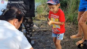 На рыбалку с детьми. Женя и Миша ловят рыбу.