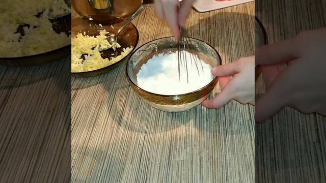 Зразы с сыром и варёным яйцом, обжаренные в кляре смотреть онлайн