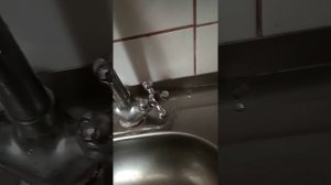 Как открутить заржавевший болт при ремонте крана.