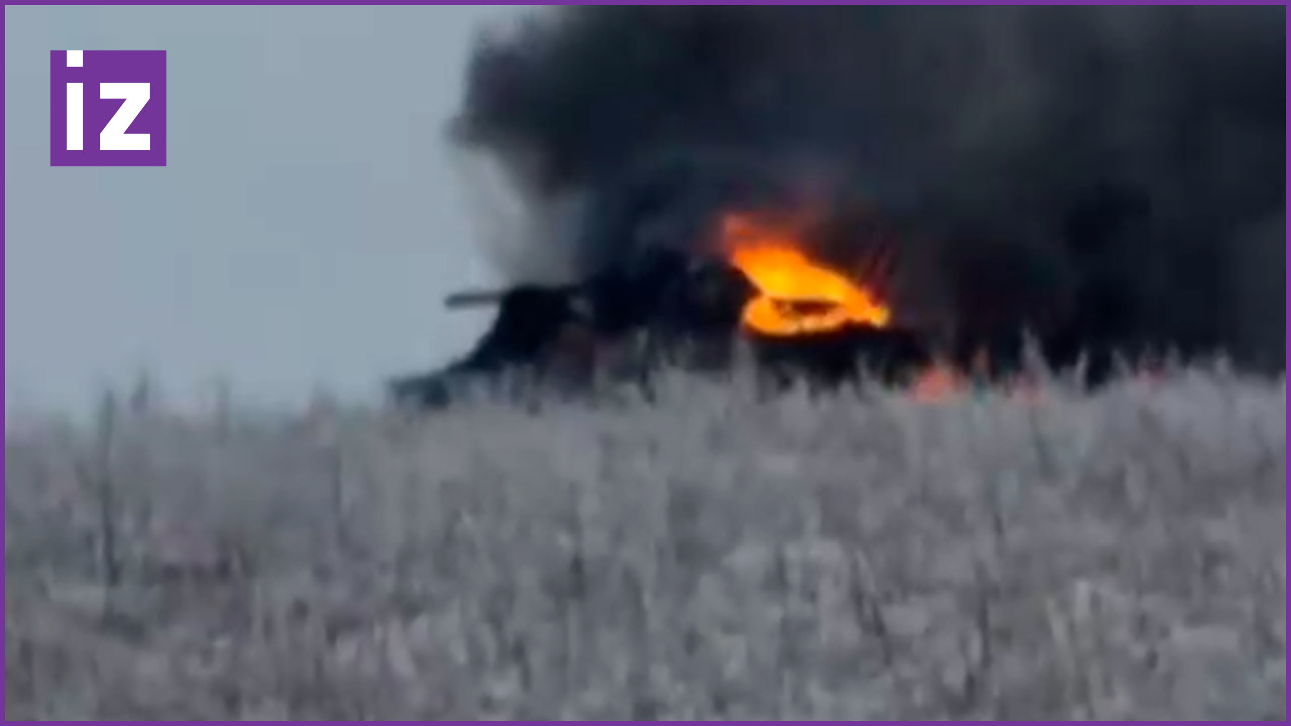 Уничтоженный БТР-3 укронационалистов догорает после точного удара наших бойцов / Известия