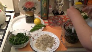 Пикантная аджика соус с листьями хрена.