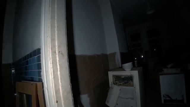 В подвале заброшенного дома нашли дверь закрытую 20 лет Здесь пропала группа подростков