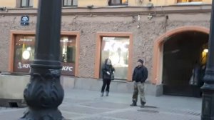 Уличный музыкант на Невском проспекте. Певцы в Питере.